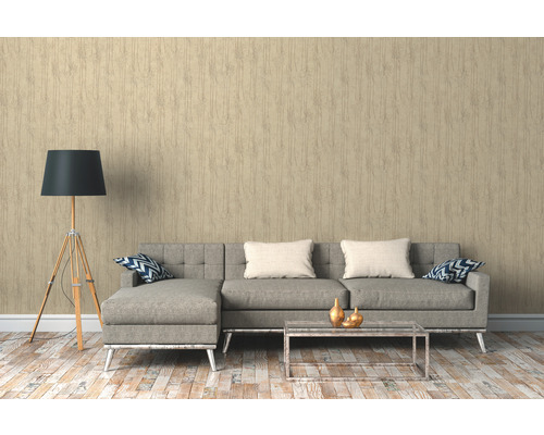 Woonkamer met behang, hoekbank, vloerlamp en salontafel