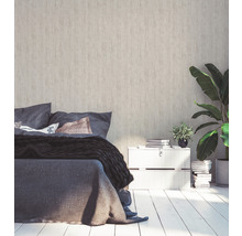 Slaapkamer met bed, nachtkastje en kamerplanten voor een structuurbehang