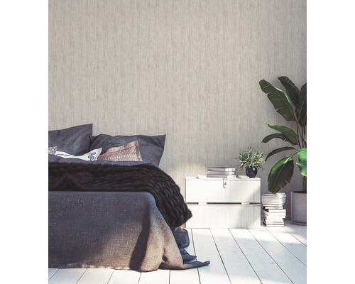 Slaapkamer met bed, nachtkastje en kamerplanten voor een structuurbehang