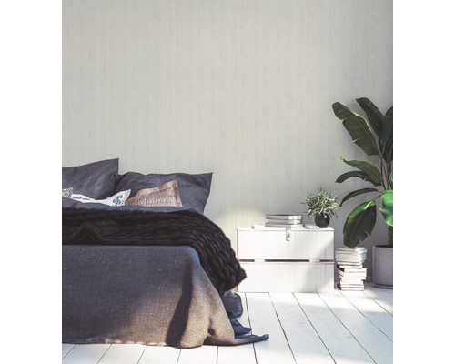 Slaapkamer met bed, nachtkastje en kamerplanten