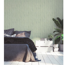 Slaapkamer met bed, nachtkastje, kamerplanten en groen behang