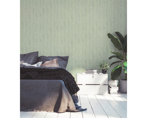 Slaapkamer met bed, nachtkastje, kamerplanten en groen behang