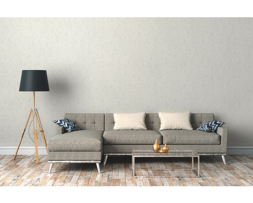 Woonkamer met grijze bank, staande lamp en salontafel