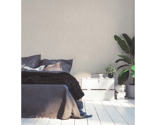 Slaapkamer met bed, nachtkastje, kamerplant en decoratieve wand