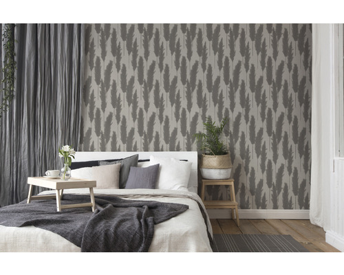 Slaapkamer met bed, nachtkastje, gordijnen en behang met plantmotief