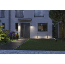 Verlichte woningentree met padverlichting en gevelverlichting