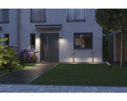 Verlichte woningentree met padverlichting en gevelverlichting