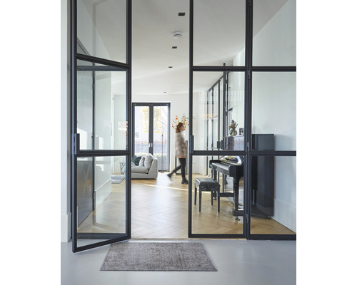 Entree met glazen deur en deurmat