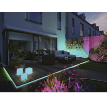 Buitenruimte met tuinmeubilair en decoratieve buitenverlichting.