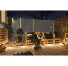 Terras met palletmeubels, kussens, plant, lantaarn en verlichting