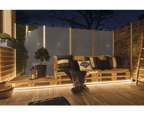 Terras met palletmeubels, kussens, plant, lantaarn en verlichting