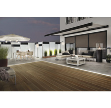Terras met zonnescherm, meubels, verlichting en privacyscherm