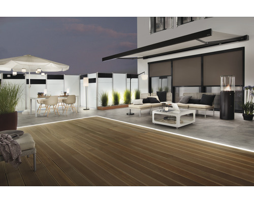 Terras met zonnescherm, meubels, verlichting en privacyscherm