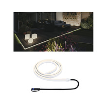 Verlicht terras met ledlichtslang in de tuin