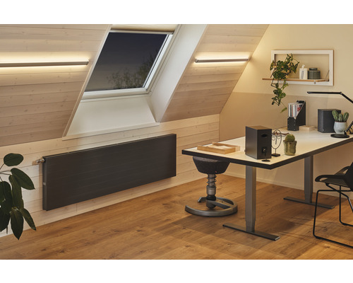 Lichte studeerkamer op zolder met dakraam, radiator en bureau