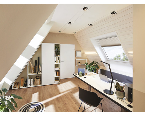 Lichte werkkamer met dakraam, bureau, bureaustoel en opbergoplossingen in een huis met een schuin dak