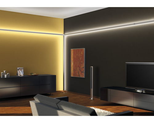 Woonkamer met LED-lichtlijsten aan plafond en wand voor indirecte verlichting