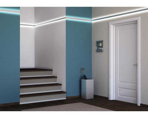 Hal met trap, deur, lichtlijsten en kapstok