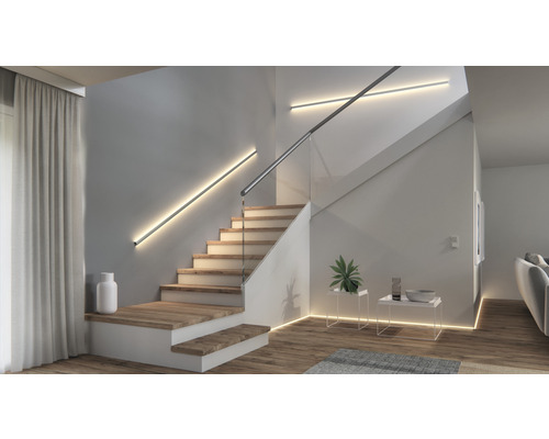 Trappenhuis met lineaire wandlampen en houten treden