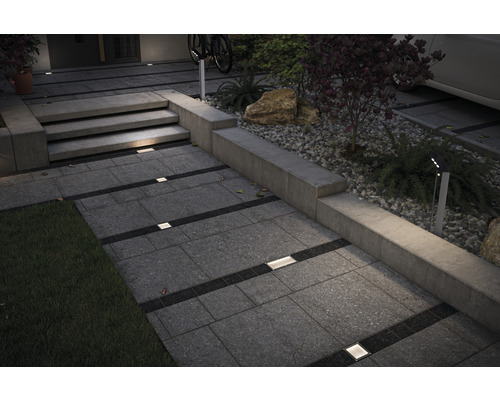 Buitenkant met straatstenen en ingebouwde grondspots