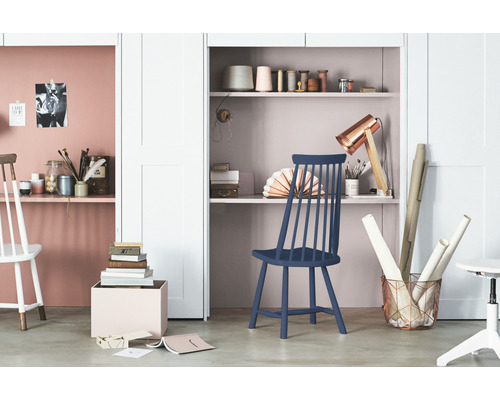 Studeerkamer met ingebouwde plank en blauwe houten stoel