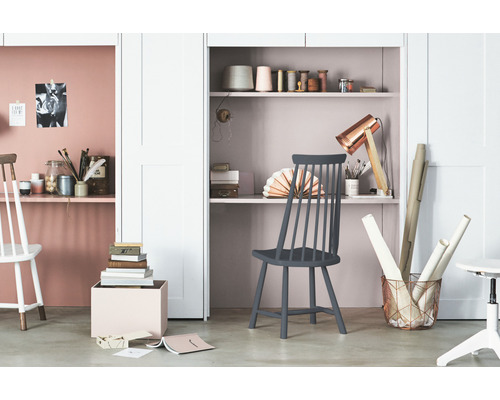 Lichte studeerkamer met bureau, stoel en planken