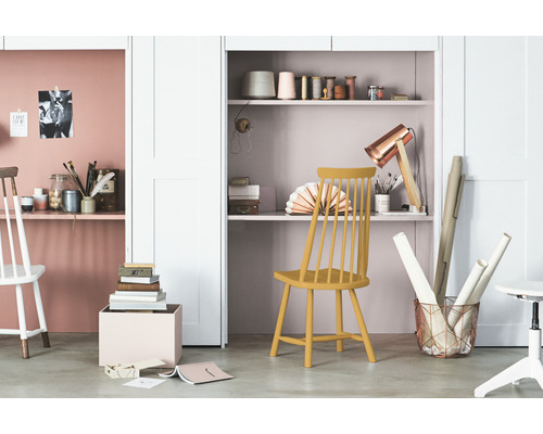 Twee werkplekken met planken, stoelen, bureaulamp en decoratieartikelen