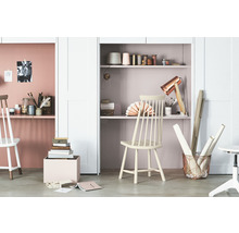 Studeerkamer met planken, bureau en stoelen