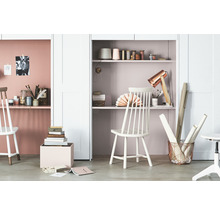 Werkkamer met bureau in een wandkast.