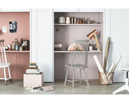 Lichte werkruimte met planken, stoelen en decoratieve objecten voor een georganiseerde en creatieve studeerkamer