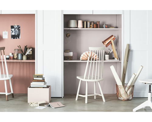 Scène met planken, bureaus en stoelen in een werkkamer