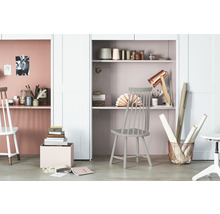 Werkkamer met bureau en rekken in een modern design