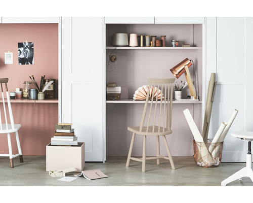 Lichte werkplaats met planken, bureaus en stoelen