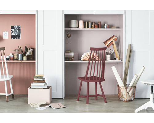 Creatieve werkruimte met planken, bureaustoel en decoratieve objecten voor een inspirerend thuis.