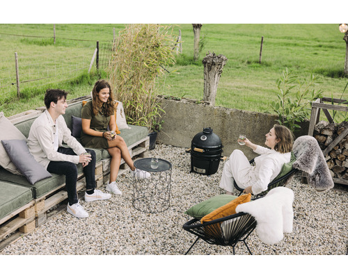 Buitenscène met barbecue, tuintafel en zitplaatsen voor een ontspannen sfeer