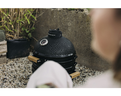 Zwarte keramische barbecue voor buiten