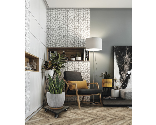 Woonkamer met fauteuil, staande lamp, kamerplanten en wandplanken