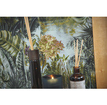 Geurverspreiders en geurkaars voor een behang met jungle motieven