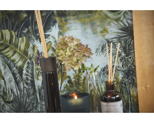 Geurverspreiders en geurkaars voor een behang met jungle motieven
