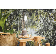 Decoratie met glazen vaas, kaars en planten op houten dienblad voor junglebehang