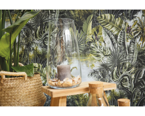 Decoratie met glazen vaas, kaars en planten op houten dienblad voor junglebehang