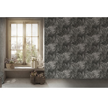 Decoratieve wandbekleding met bloementapijt in een lichte kamer met raam.