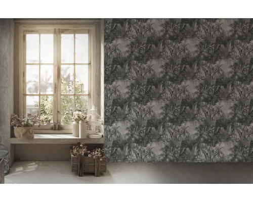 Decoratieve wandbekleding met bloementapijt in een lichte kamer met raam.