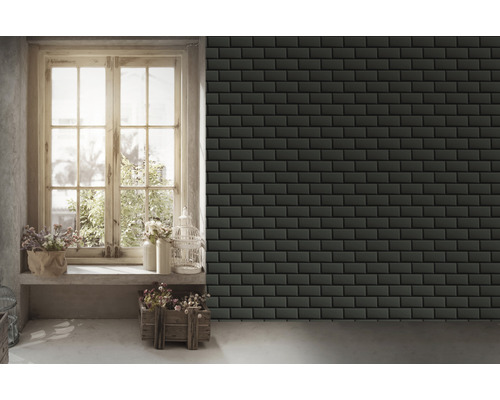 Decoratieve wanddecoratie met metro tegels naast een raam met bloemen