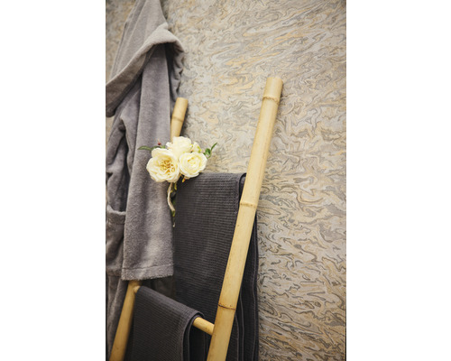 Badkamer scène met handdoeken, badjas en bamboe ladder