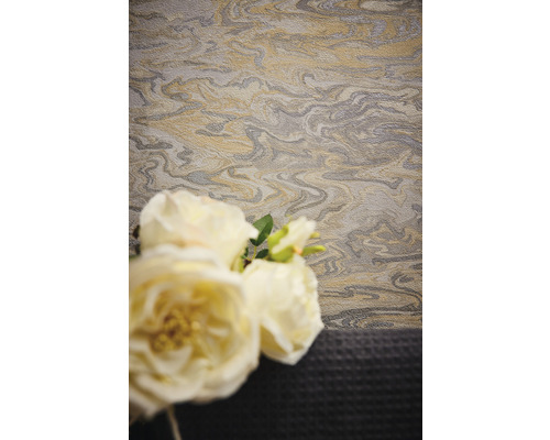Behang met marmerpatroon en bloemstuk