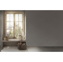 Lichte kamer met raam, bloemen en textielbehang