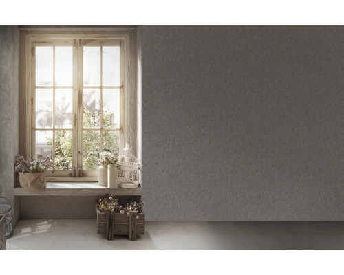 Lichte kamer met raam, bloemen en textielbehang