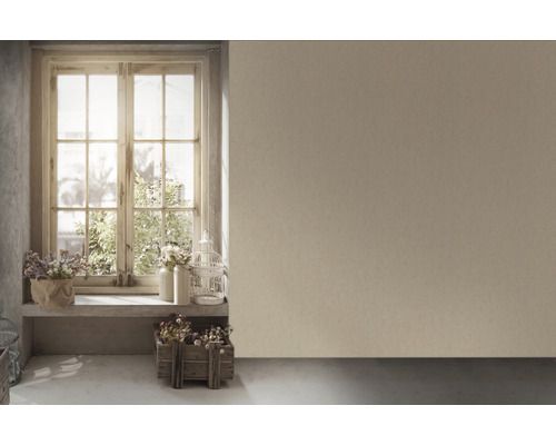 Lichte kamer met raam, bloemstukken en lege muur