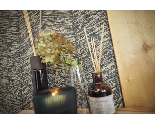 Kamerscène met geurstokjes en kaars